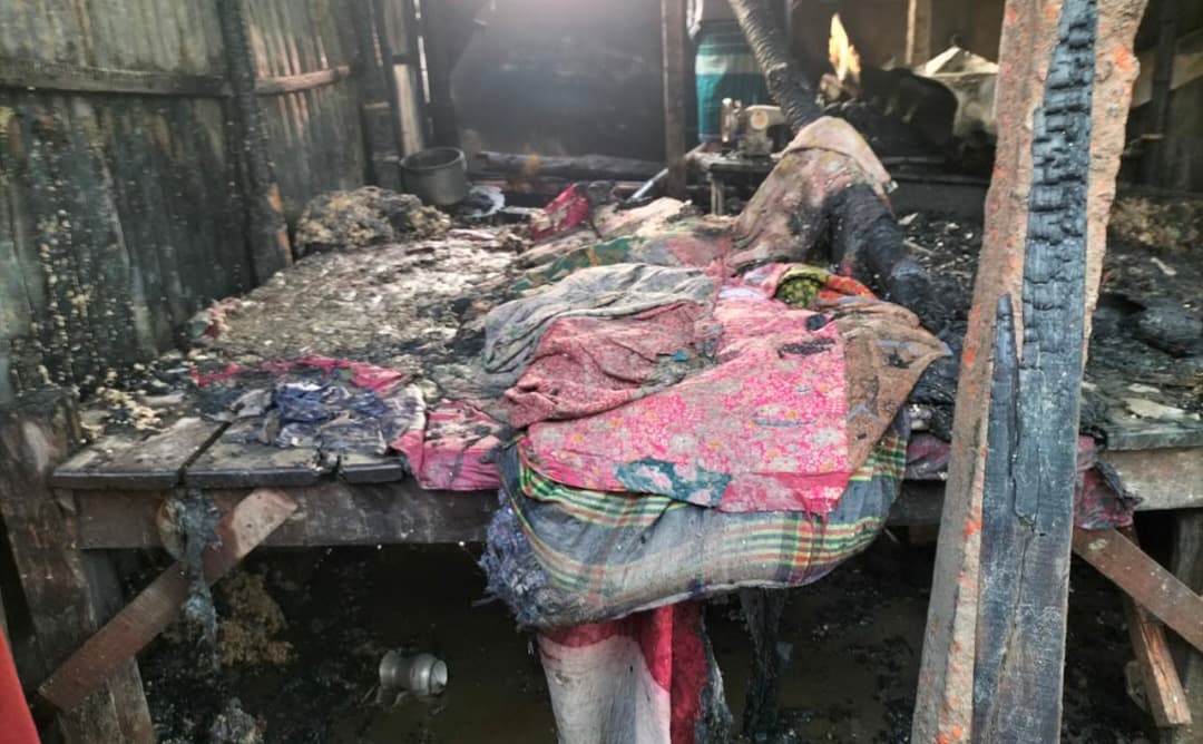 বগুড়ার ধুনটে ভয়াবহ অগ্নিকাণ্ডে শিশু সহ তিনজন দগ্ধ