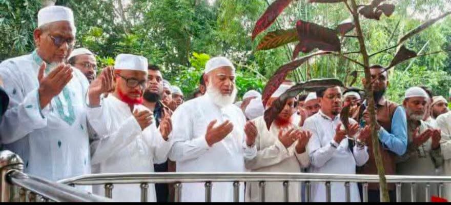 বগুড়ার ধুনটে শহীদ মালেকের কবর জিয়ারত শেষে পথসভায় ভাষণ দিলেন জামায়াত আমীর