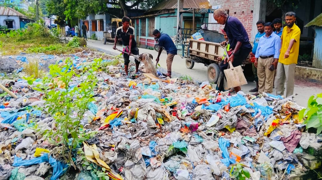 পত্রিকায় খবর প্রকাশ: ধুনটে আবাসিক এলাকার ময়লা অপসারণ শুরু
